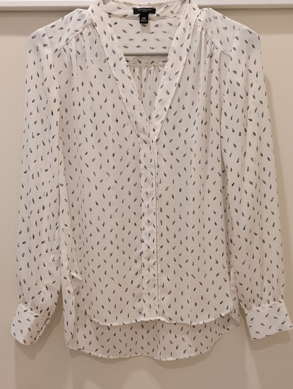 Ann Taylor White Printed V-Neck Button Front Blouse